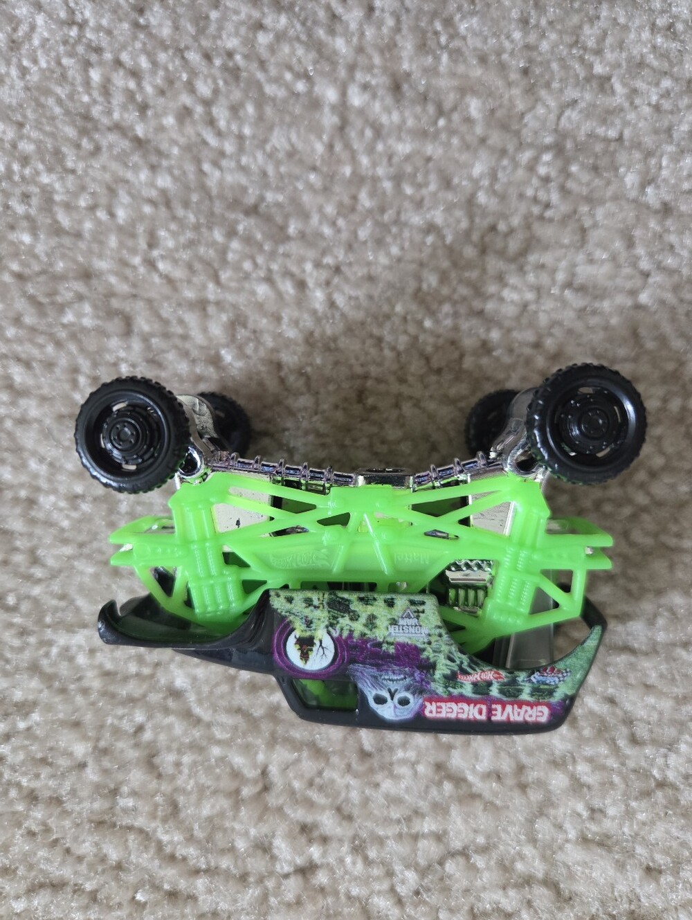 Monster Jam Grave Digger: 4 Time Champion 2019 Silver Chrome - Glow In The Dark - Picture 11 of 16